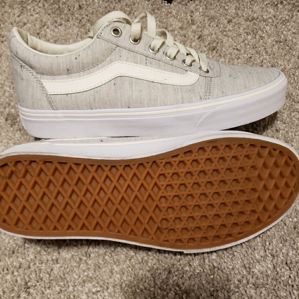 Grey- speckled colored Vans-ward low sneaker.